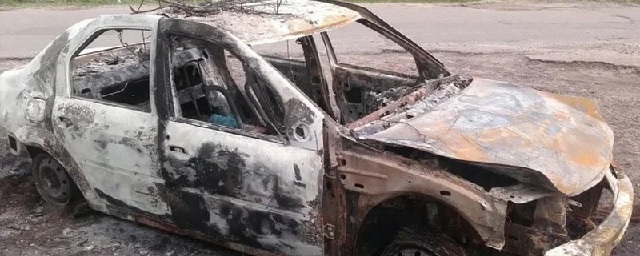Под Новосибирском полиция нашла у озера автомобиль со сгоревшим водителем 19-летним водителем