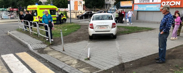 В Челябинске автомобиль вылетел на тротуар и сбил двух женщин