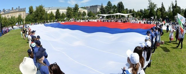 В центре Казани развернули самый большой флаг РФ в республике В центре Казани развернули самый большой флаг РФ в республике