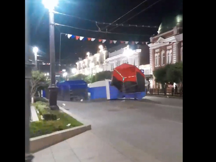 В Омске ветер снес палатки, которые установили к Дню России - видео