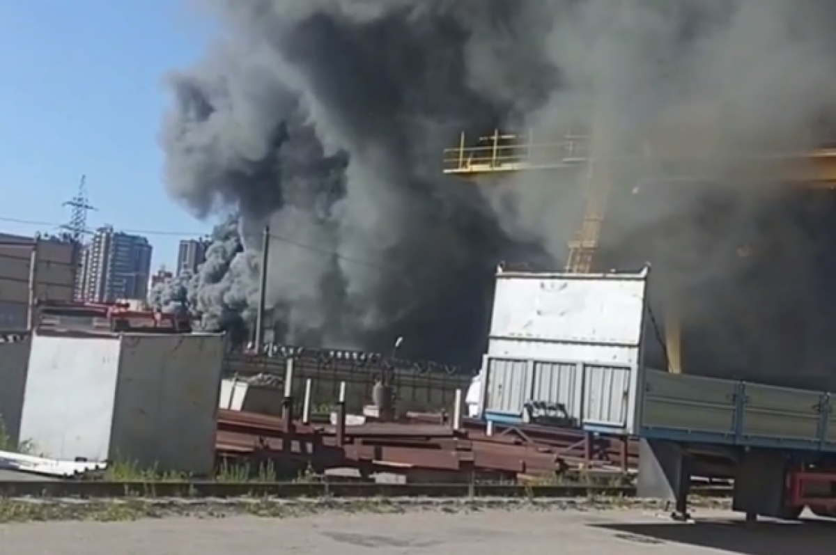В Петербурге загорелось производственное задние рядом с метро «Купчино»
