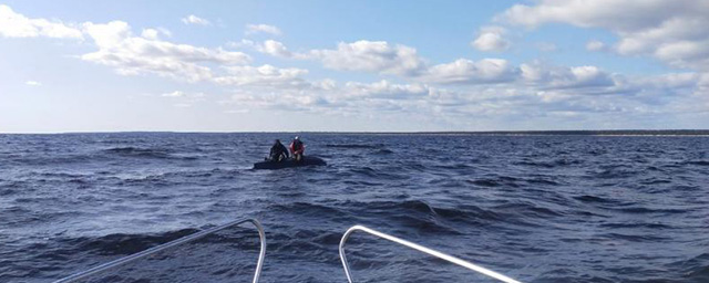На Онежском озере спасатели вызволили двух рыбаков с перевернувшейся лодки