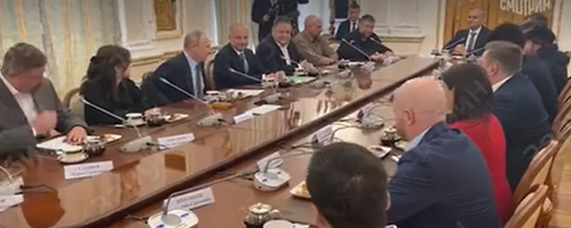 Владимир Путин проводит встречу с военными корреспондентами в Москве