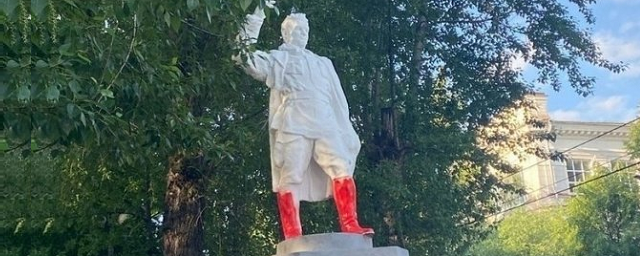 В Томске сапоги на памятнике Кирову покрасили в ярко-красный цвет