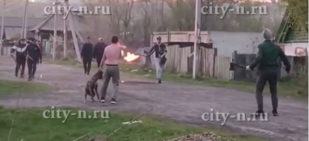 Массовая драка с факелами, кольями и собаками произошла в Новокузнецке - видео