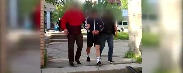 Двое мужчин сняли видео, как бросают гранату на территорию отдела полиции в Тынде