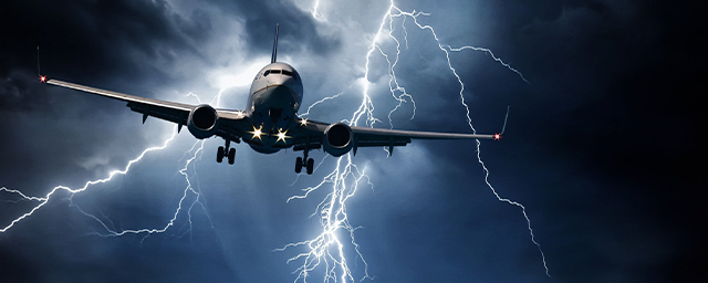 В летевший из Абакана в Новосибирск самолет ударила молния