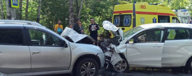 В Томске в лобовом ДТП двух легковушек пострадали трое детей