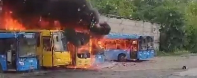 Во Владивостоке сгорели четыре маршрутных автобуса местного перевозчика
