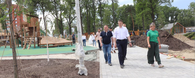 Денис Семенов осмотрел находящийся на реконструкции парк «Дубрава» в Павловском Посаде