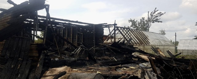 Под Нижним Тагилом при пожаре в СНТ пострадали супруги, пытавшиеся самостоятельно тушить огонь