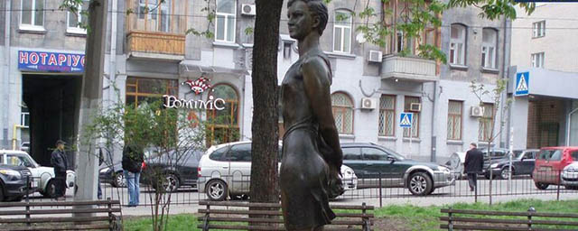 В Киеве демонтировали памятник партизанке Зое Космодемьянской