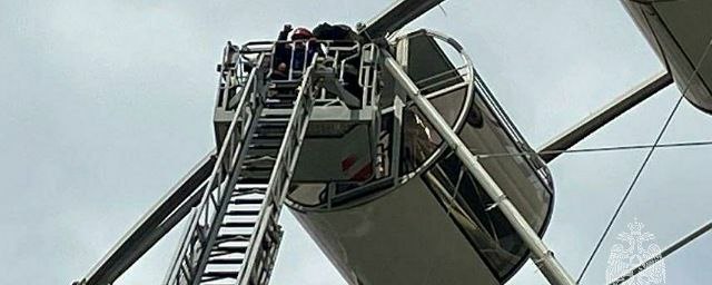 Спасатели вызволили с 20-метровой высоты 13 человек, застрявших на колесе обозрения в Челябинске