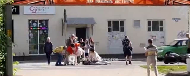 В Вологде мотоциклист не справился с управлением и сбил двух женщин на тротуаре