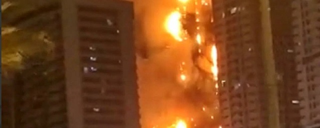 В эмирате Аджман в ОАЭ ликвидирован пожар в жилом 36-этажном здании - видео