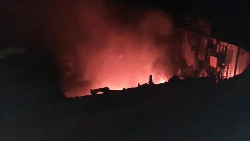 Ночью в Трусовском районе Астрахани горел грузовой теплоход