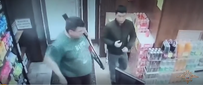 В Москве подозреваемый в разбое мужчина выстрелил из ружья при задержании - видео