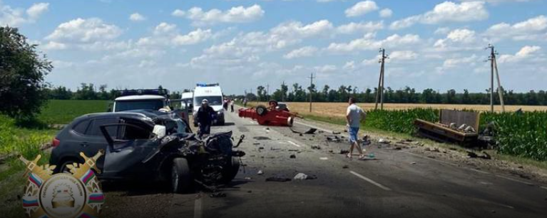 В Краснодарском крае в лобовом столкновении с грузовиком погибла женщина
