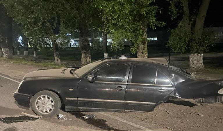 Под Воронежем 18-летний водитель разбил Mercedes с пассажирами об дерево