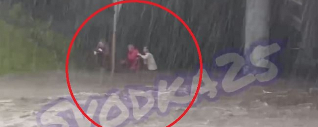 Во Владивостоке из затопленной во время дождя маршрутки пассажиры выходили по пояс в воде