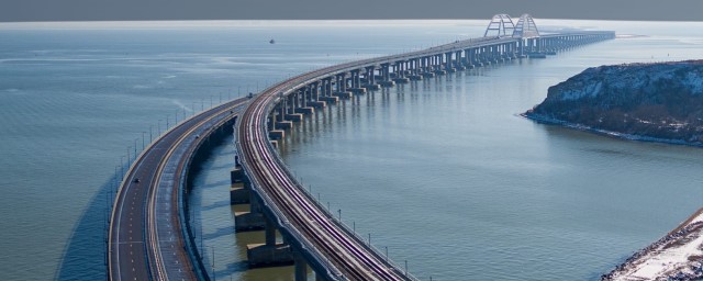 Очередь на проезд по Крымскому мосту со стороны Кубани сократилась до 425 автомобилей