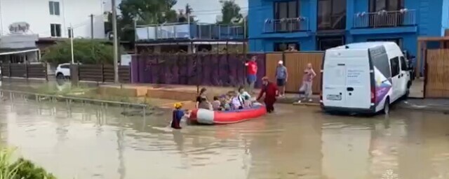 В затопленном посёлке Мирном под Сочи спасатели продолжают эвакуацию жителей — Видео В затопленном посёлке Мирном под Сочи спасатели продолжают эвакуацию жителей — Видео