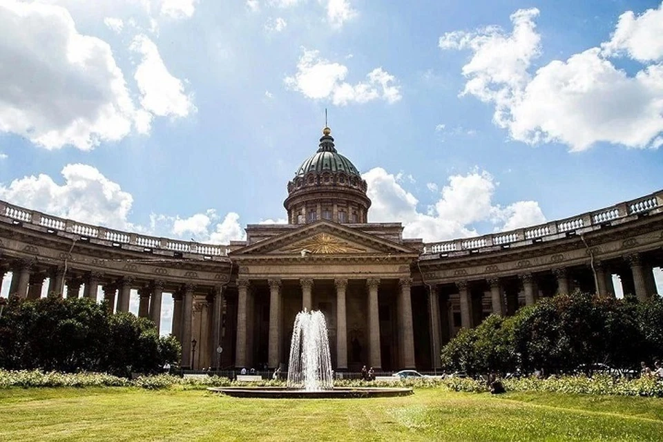 В Петербурге перестал работать фонтан у Казанского собора из-за ремонта насосов