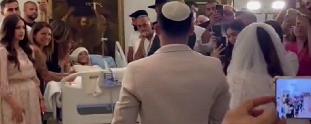 В Израиле сын организовал свадьбу в больнице, чтобы его умирающая мама смогла посетить церемонию