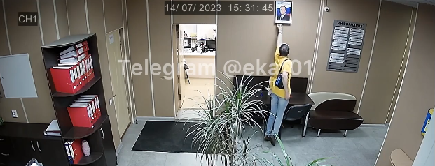 В Первоуральске из офиса управляющей компании украли портрет Путина - видео