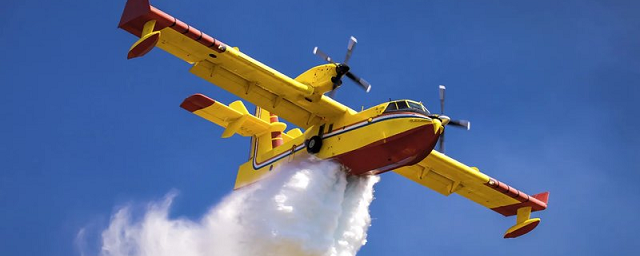 На Эвбее во время тушения природного возгорания упал пожарный самолет