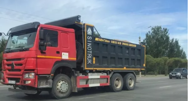 В Пскове дорожники просят водителей большегрузов накрывать кузов