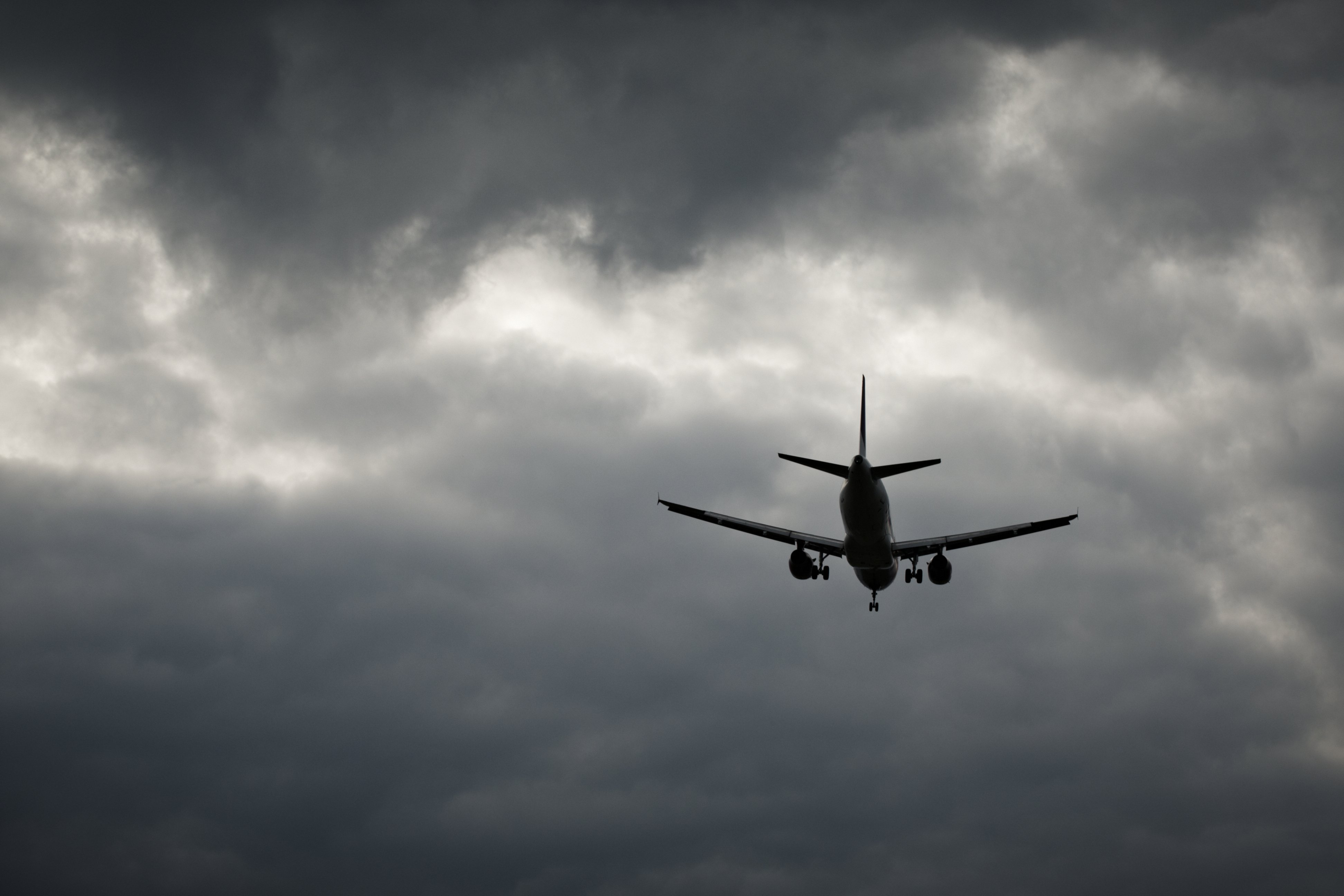 Экипажи 13 самолётов, летевших в Сочи, ушли на запасной аэродром из-за сильного ветра