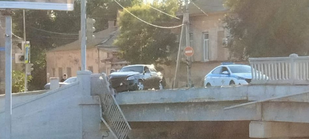 На выходных в Астрахани водитель за рулем LADA Priora снес ограждение на Троицком мосту и повис над водой
