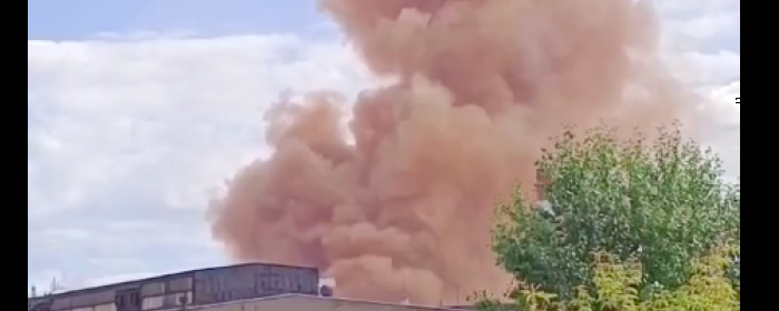Столб рыжего дыма поднялся над Челябинским металлургическим комбинатом