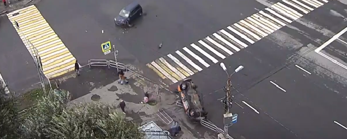 В Челябинске автомобиль каршеринга перевернулся и сбил двух пешеходов