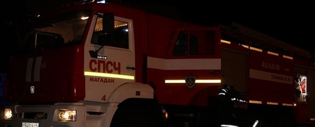 В Магадане спасатели во время пожара эвакуировали семь человек