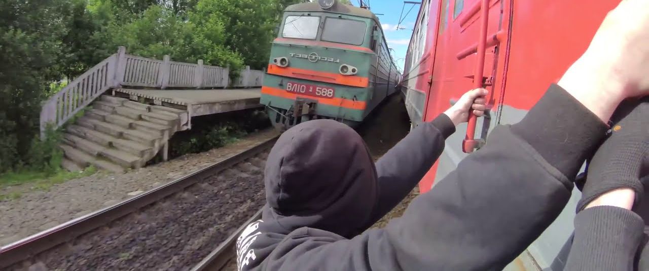 В Новосибирске подростки проехали, зацепившись за вагон электрички