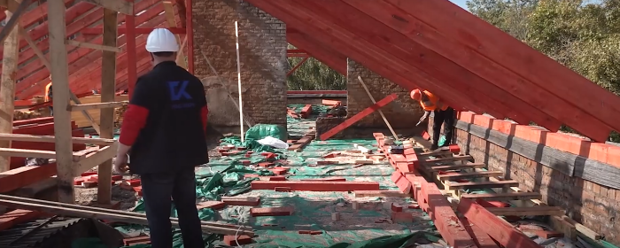 В пострадавшем от пожара доме в Красногорске на 50% собрали стропильную систему крыши