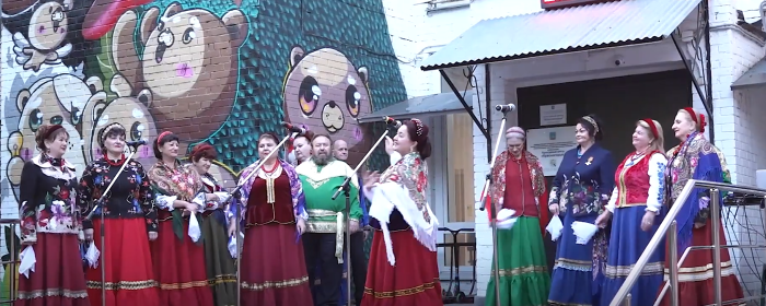 Коллектив КЦ «Красногорье» провел концерт на крыльце в Красногорске