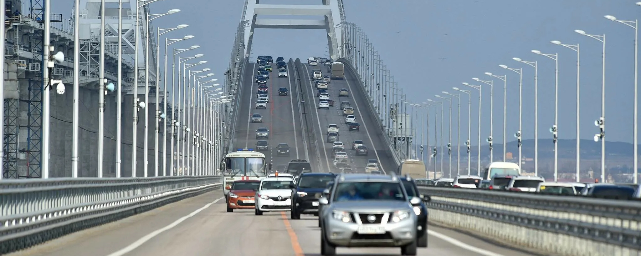 Крымский мост открыли через 3,5 часа после приостановки движения