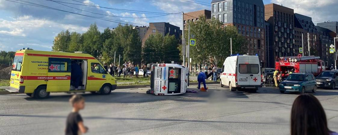 В Новосибирске машина скорой помощи перевернулась и врезался в столб после ДТП