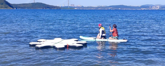 Во Владивостоке особенные дети приняли участие в заплыве на сапах