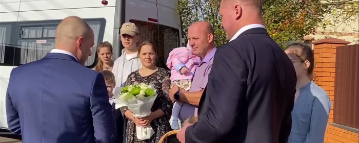 Максим Красноцветов передал многодетной семье из Ивантеевки ключи от машины