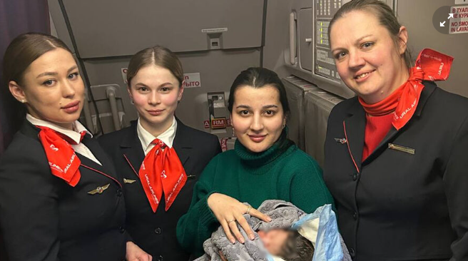 На борту самолета Москва-Душанбе пассажирка родила ребенка
