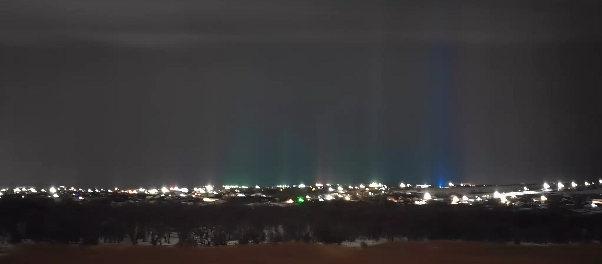 Жители Ростовской области наблюдали световые столбы в ночном небе