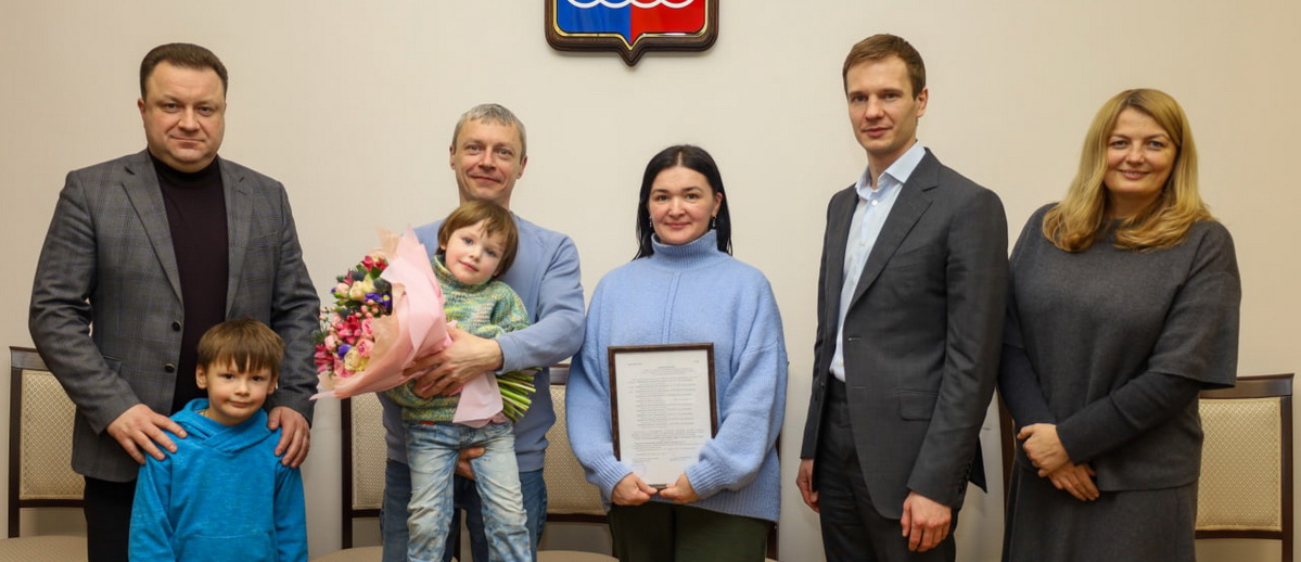 Глава г.о. Лобня Игорь Демешко поздравил многодетную семью с получением субсидии на покупку жилья