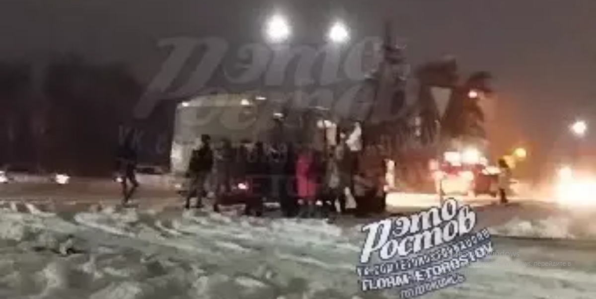 В Ростовской области пассажиры выталкивали автобус из снежного заноса