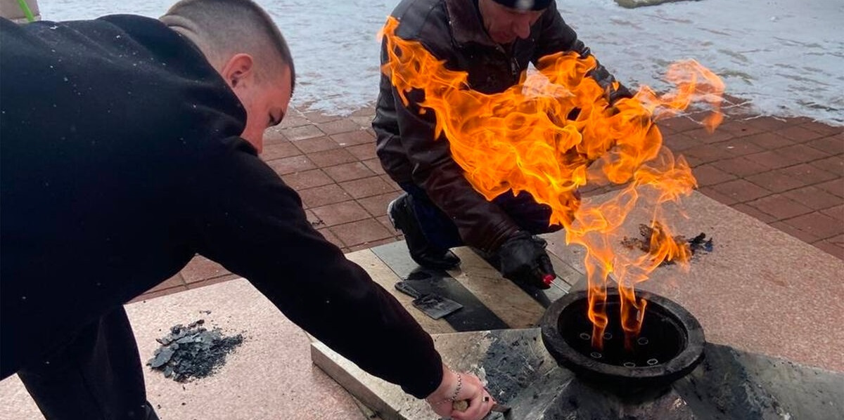 В городе Тимашевске полиция ищет вандалов, которые сожгли траурный венок в Вечном огне