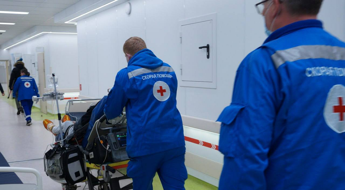 Хирурги НИИ имени Джанелидзе спасли мужчину после падения с большой высоты