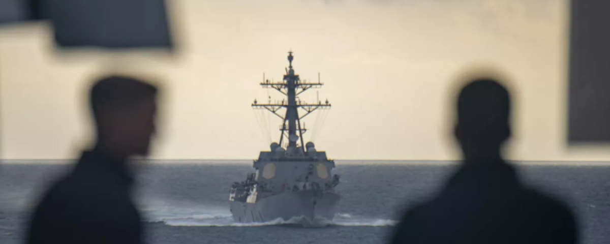 В Красном море американский военный корабль столкнулся с катерами йеменских хуситов